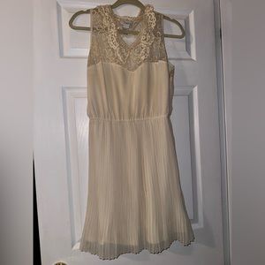 elegant Lace collar, pleaded cream Dress